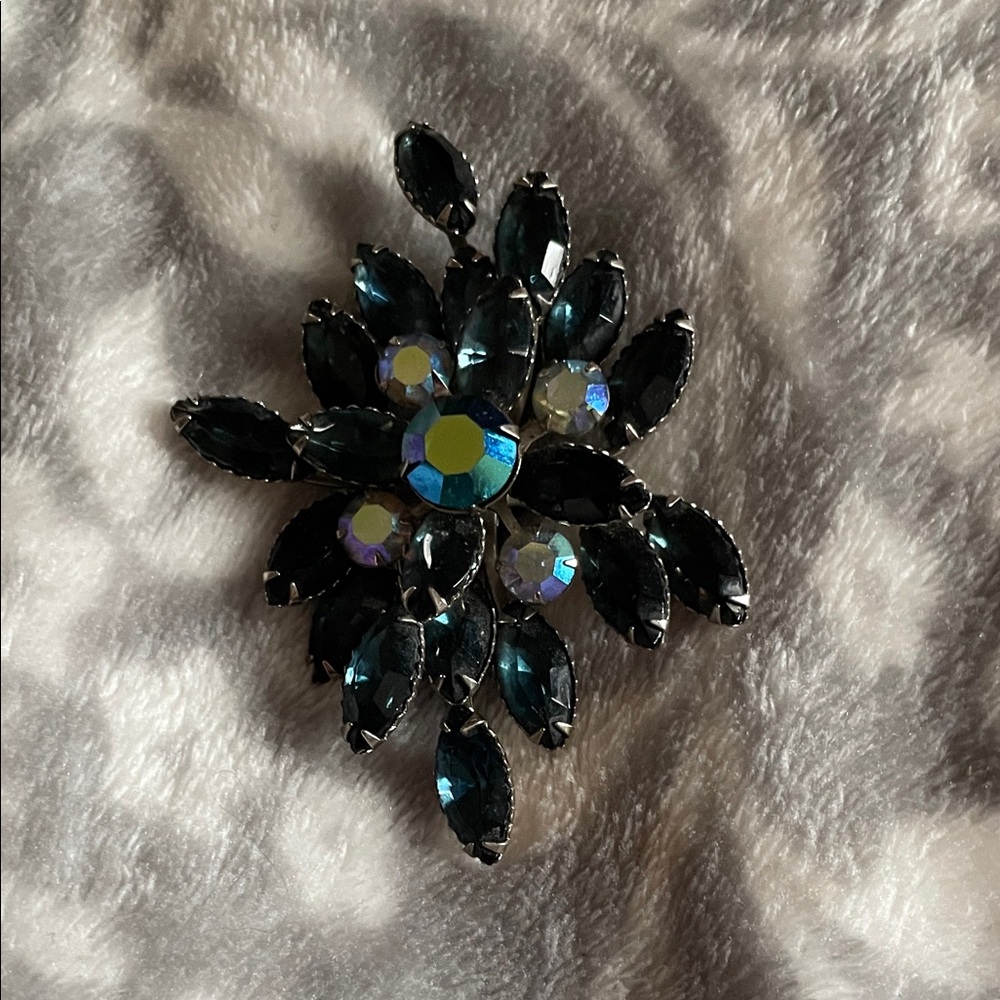 Elegant Vintage silvertone aurora borealis and Smokey blue rhinestone brooch